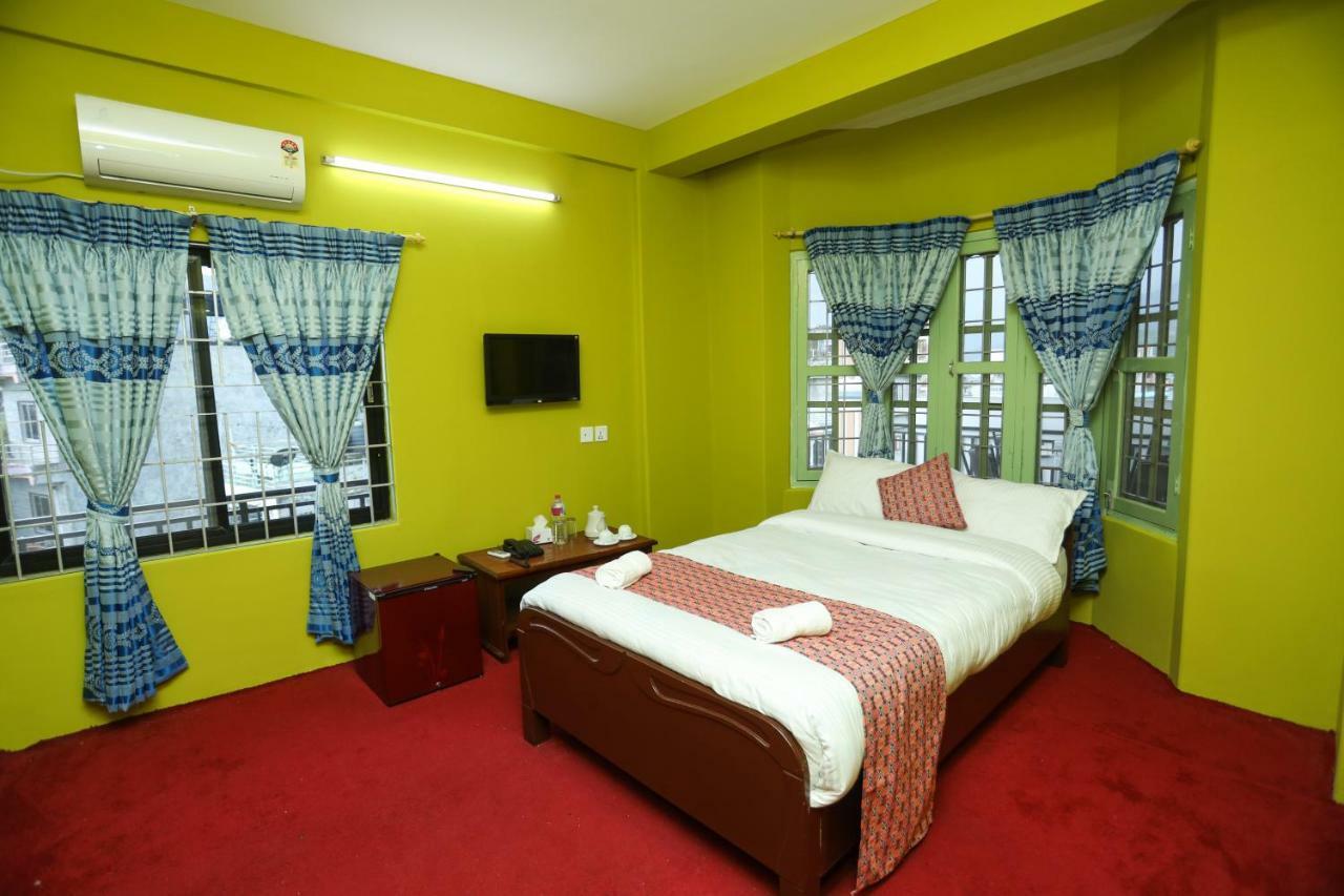 Hotel Blue Magnet Pokhara Esterno foto