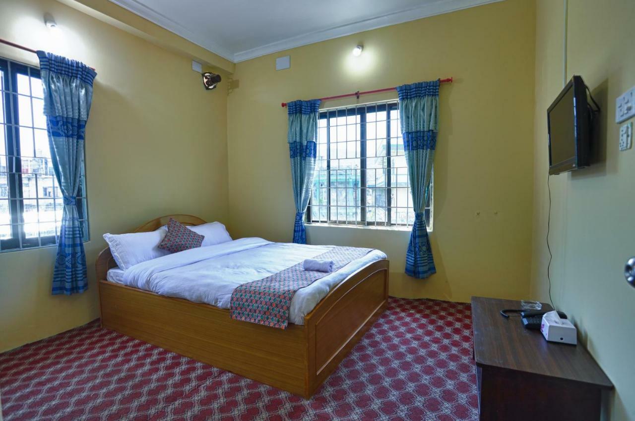 Hotel Blue Magnet Pokhara Esterno foto