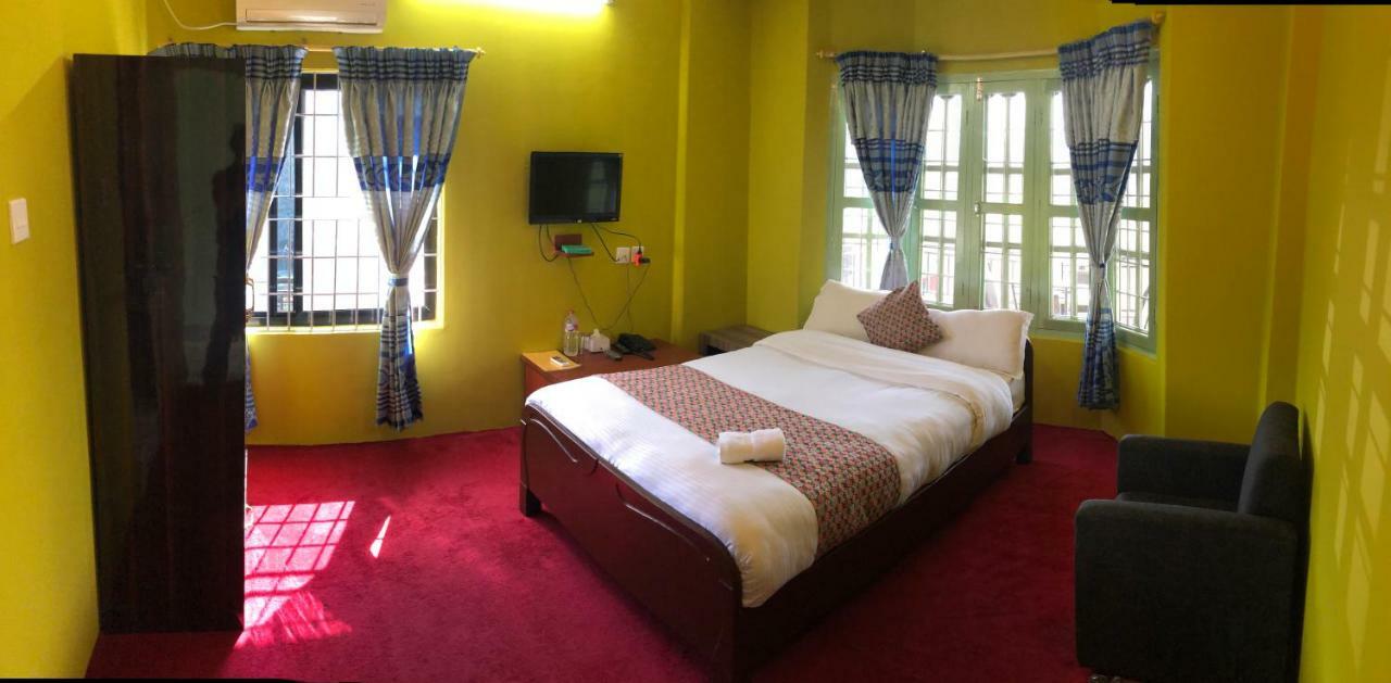 Hotel Blue Magnet Pokhara Esterno foto