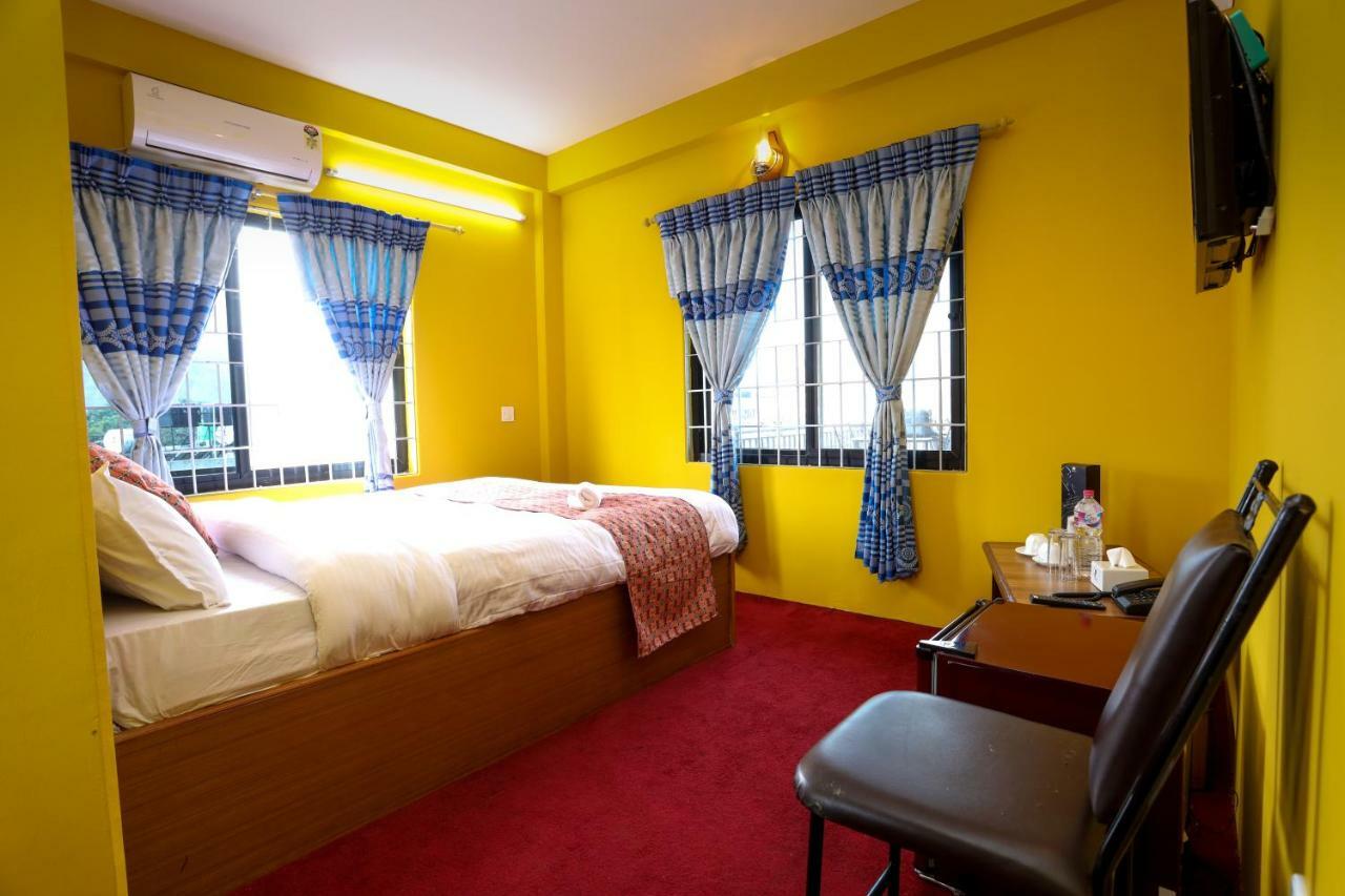 Hotel Blue Magnet Pokhara Esterno foto
