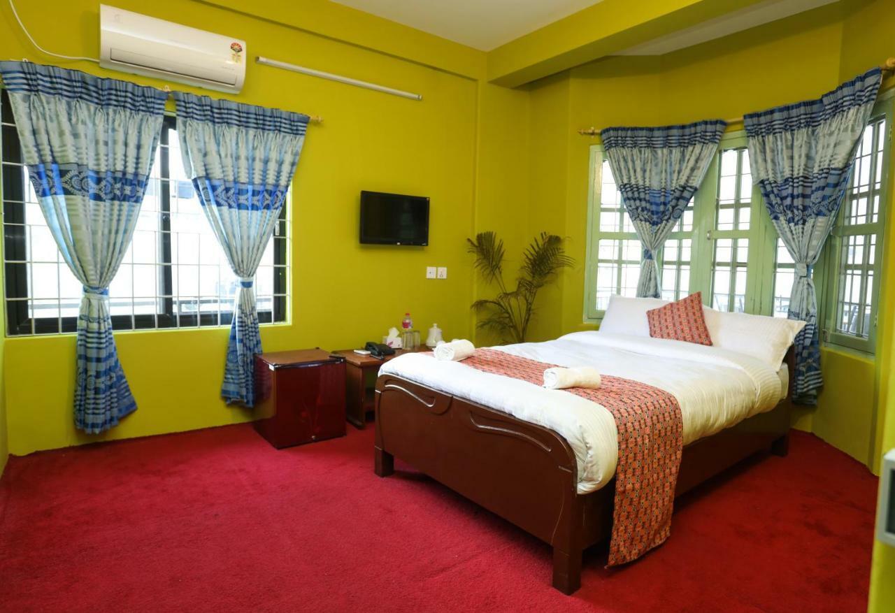 Hotel Blue Magnet Pokhara Esterno foto