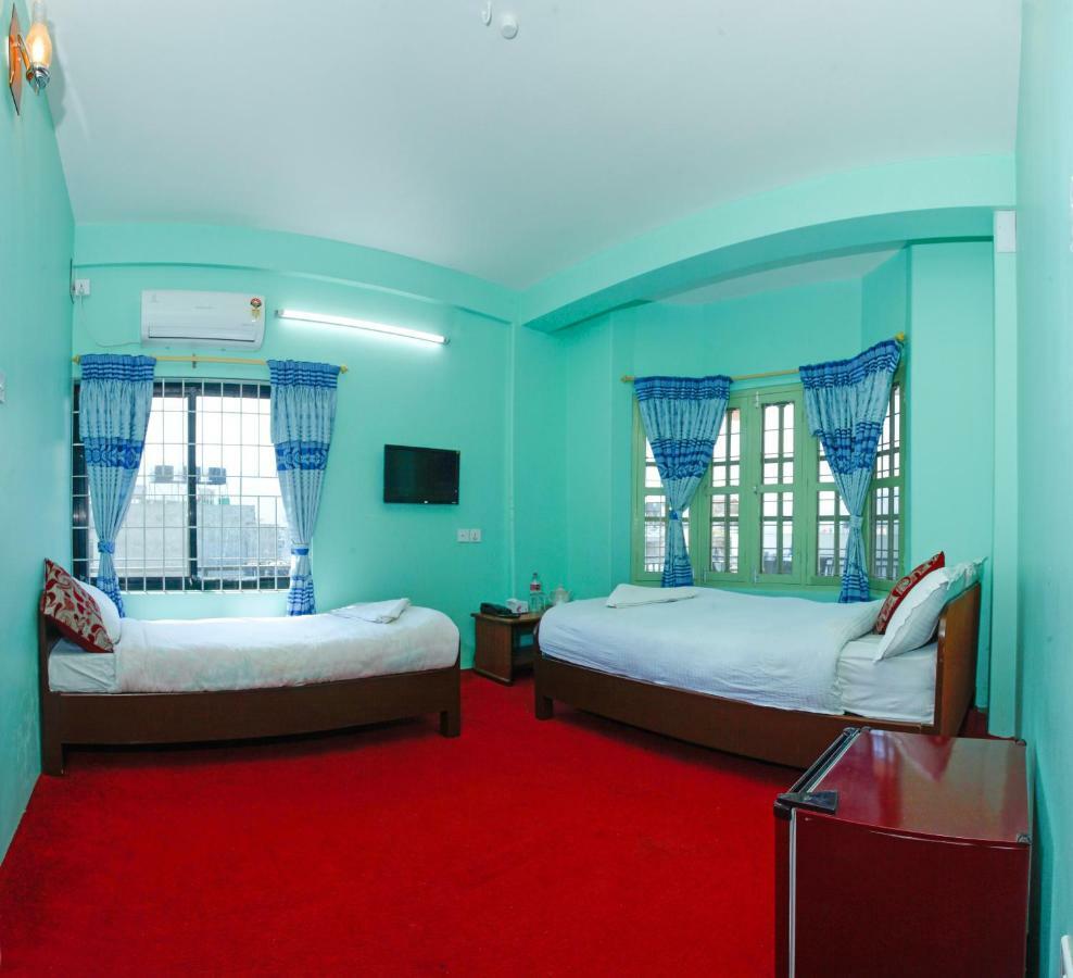 Hotel Blue Magnet Pokhara Esterno foto